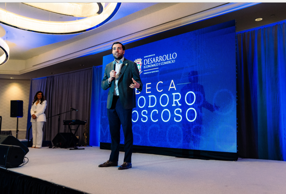 DDEC reconoce a 44 estudiantes participantes de la Beca Teodoro Moscoso