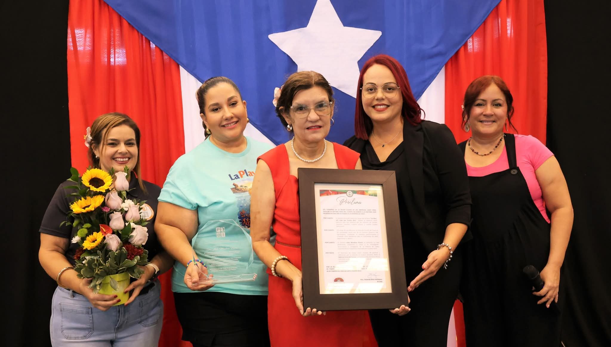 La Séptima Feria Cayeyana del Cuento dedica su edición a la Dra. Aida Mendoza Rivera, quien celebró la palabra contando un cuento a los niños