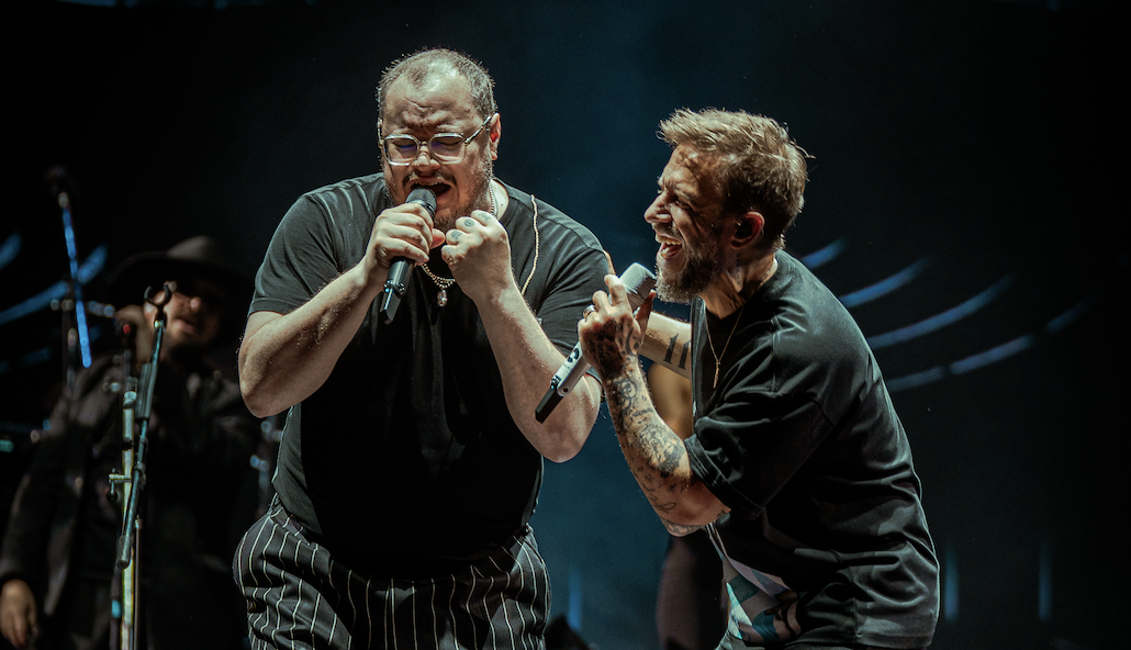 Sin Bandera regresa a Puerto Rico con su nueva gira “Escenas Tour”