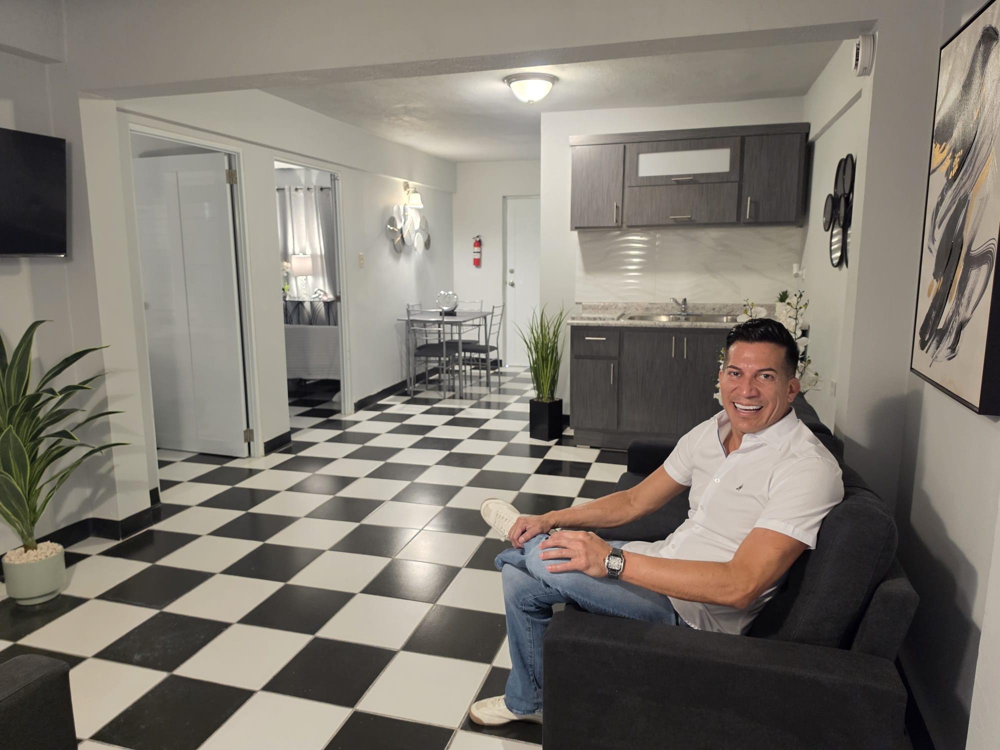 Presentador Alex DJ vive momentos de gran emoción durante corte de cinta de su proyecto de vida